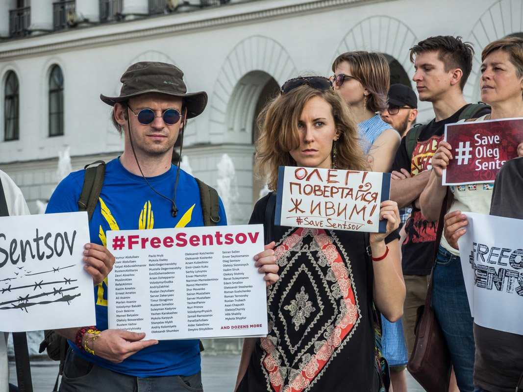 После митинга активисты двинулись к французкому и немецкому посольствам После митинга активисты двинулись к французкому и немецкому посольствам