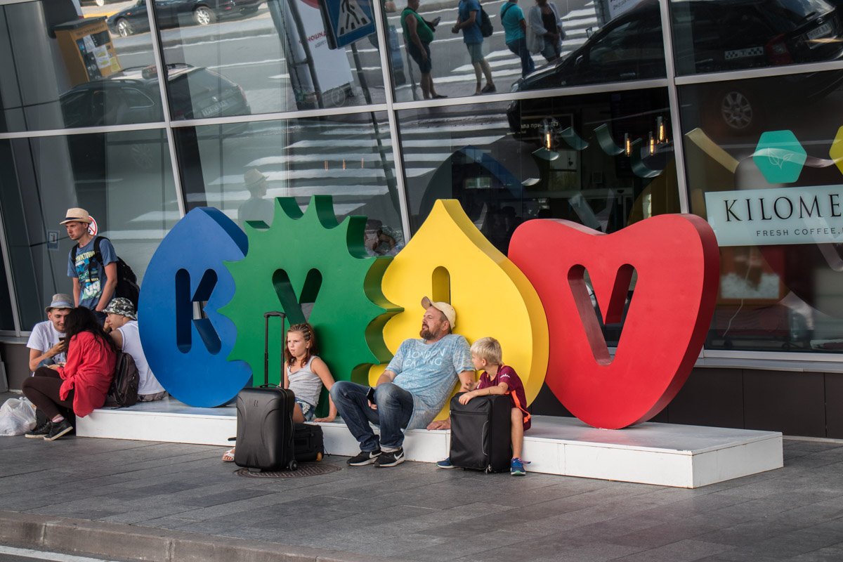 В аэропорту "Киев" из-за скандальной Bravo Airways снова "застряли" пассажиры 3