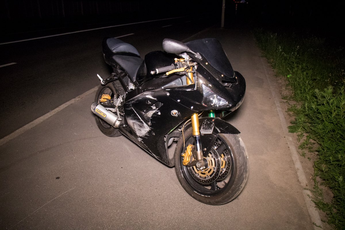 По адресу улица Газопроводная мотоцикл Kawasaki сбил двоих пешеходов