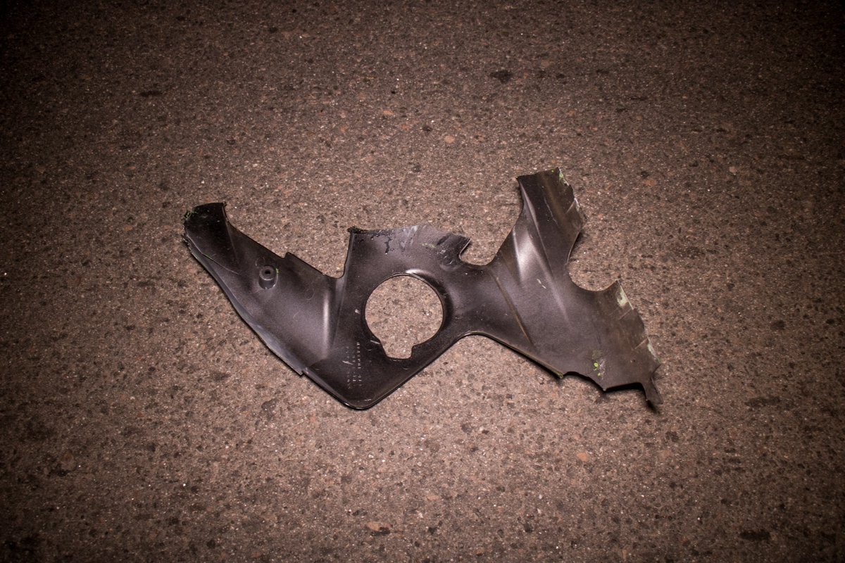 От удара мотоцикл проскользил около 70 метров и вылетел на тротуар.