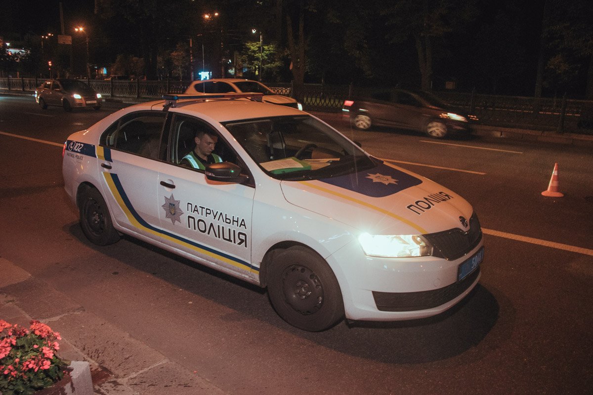 На месте работала патрульная полиция и "скорая" width="1200" height="800"><figcaption> На месте работала патрульная полиция и "скорая"
</figcaption></figure></p><p></p><p style="text-align: right;"><strong>Оксана Юрченко, Артур Дубровенко</strong></p>
<p></p><p style="text-align: right;"><strong>Фото: Дмитрий Щерблюк</strong></p></body></html>