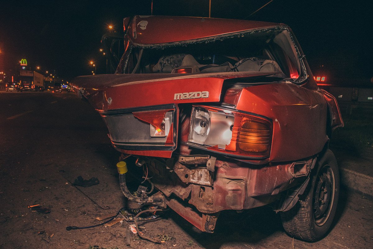 У Mazda вмята практически вся задняя часть У Mazda вмята практически вся задняя часть
