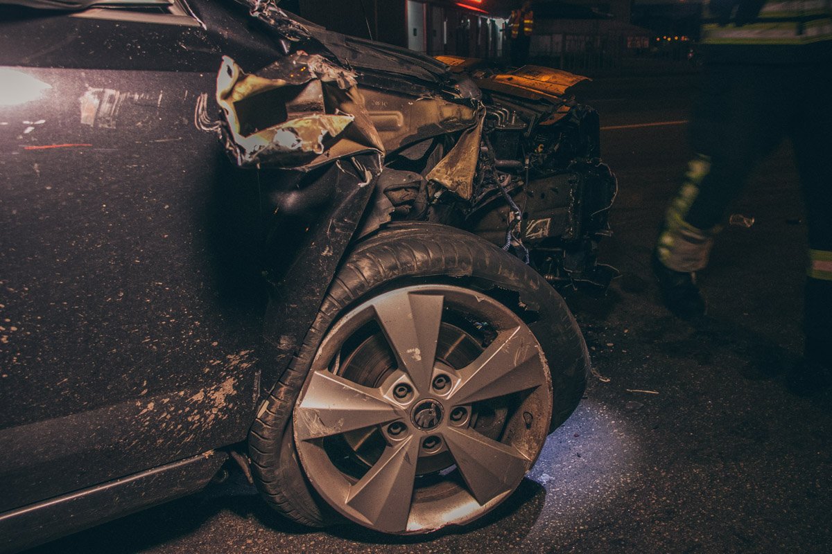 От удара машины развернуло и раскидало по дороге От удара машины развернуло и раскидало по дороге