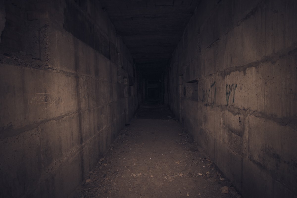 Длинный коридор в заброшенном здании