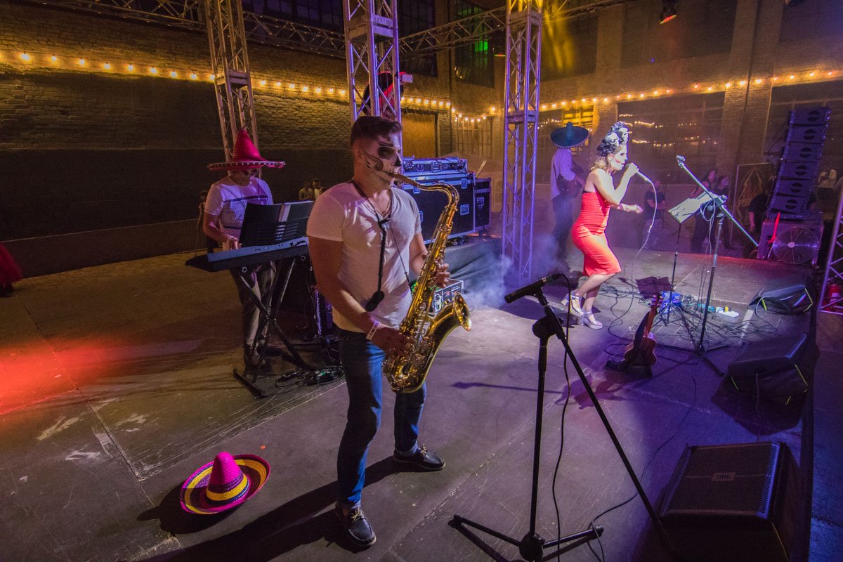 Карнавал проходит по мотивам знаменитого мексиканского праздника Dia de los Muertos.