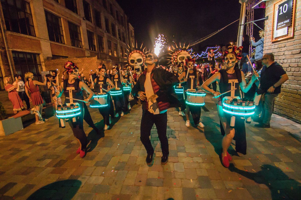 Гостей мероприятия развлекали театральными постановками, угощали мексиканской едой и устроили карнавальное шествие с заводными барабанщиками
