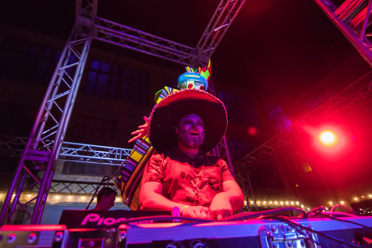 В La Platforma есть свой мэр, колоритный рынок и часовня с исповедальней