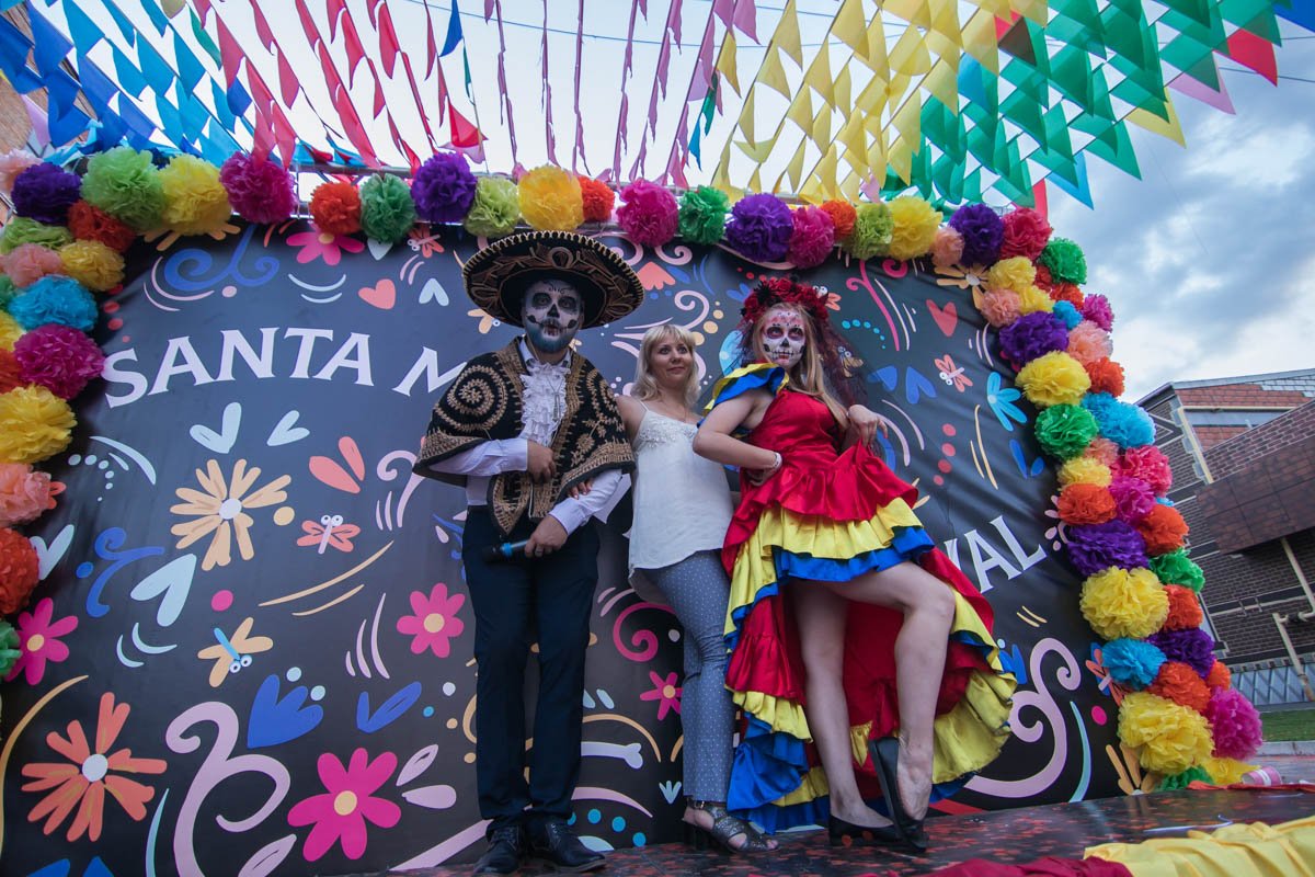 Тем, кто хотел соответствовать атмосфере «дня мертвых», мастера визажа наносили красочный макияж и sugar face совершенно бесплатно