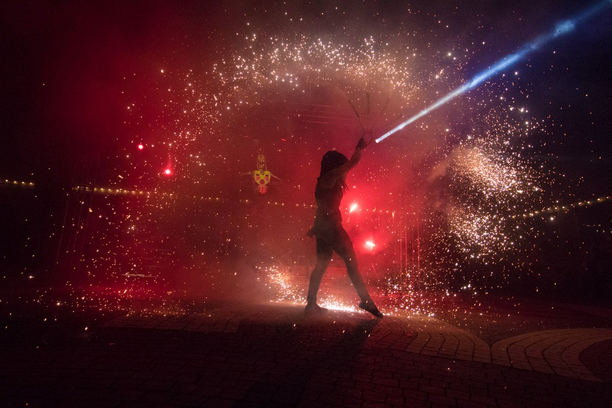 Незабываемое фаер-шоу на карнавале Santa Muerte