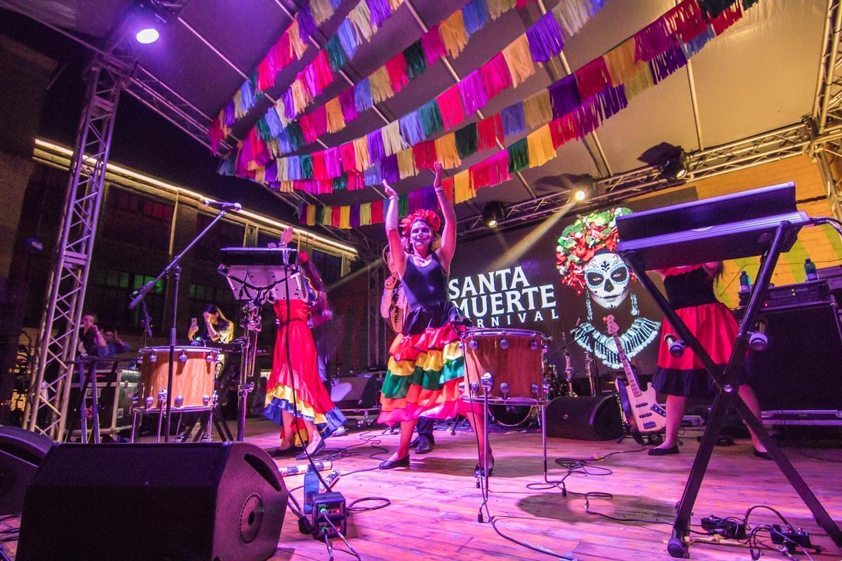 Зажигательное выступление на карнавале