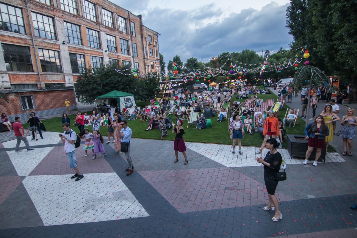 Организаторы подготовили массу мастер-классов и других активностей: рисование на камнях, лепку из умного пластилина, оригами.