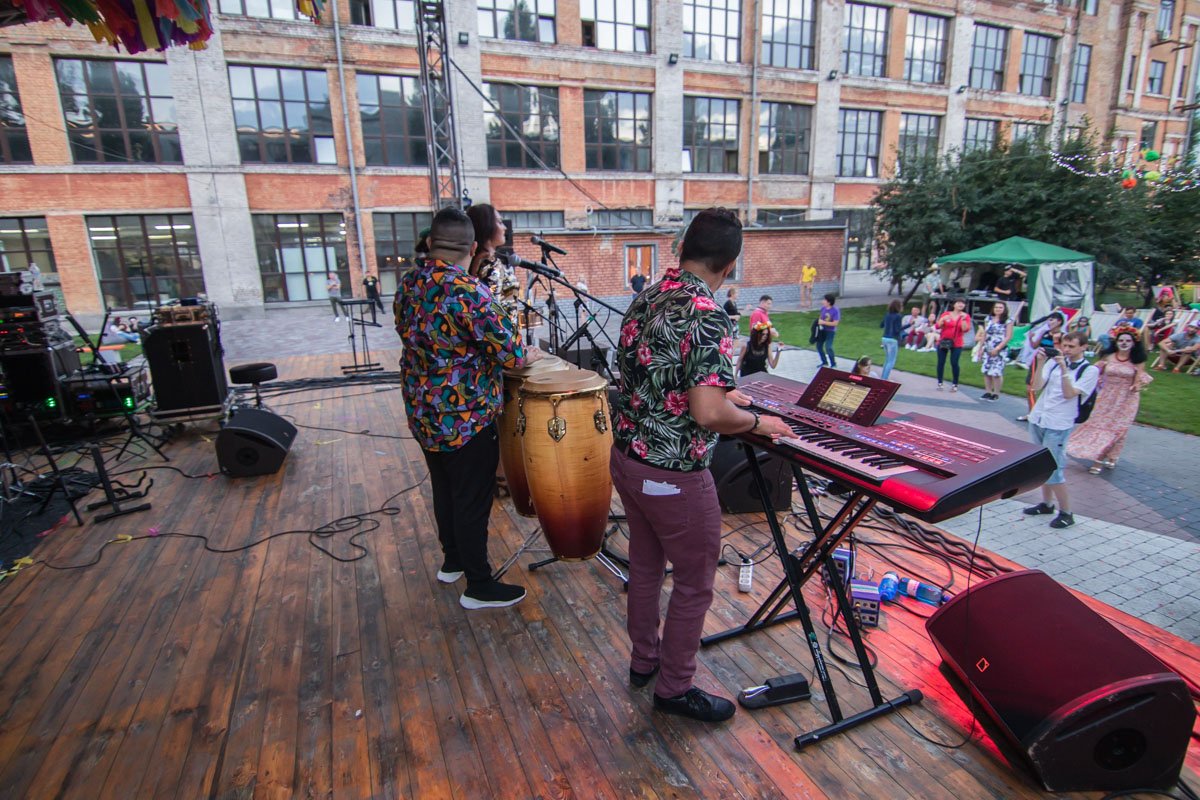 Зрителей развлекали латино-американскими песнями