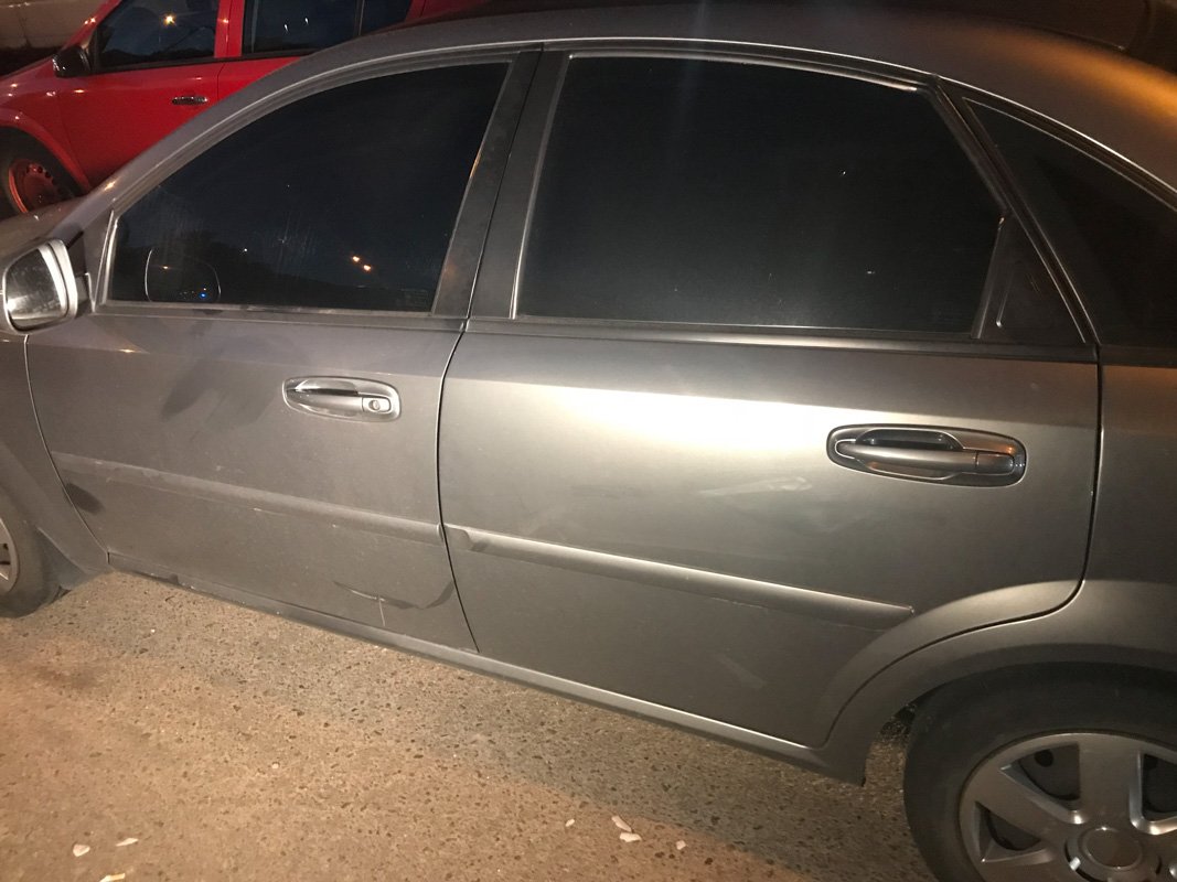 У автомобиля остались явные царапины на двери от удара электротранспорта
