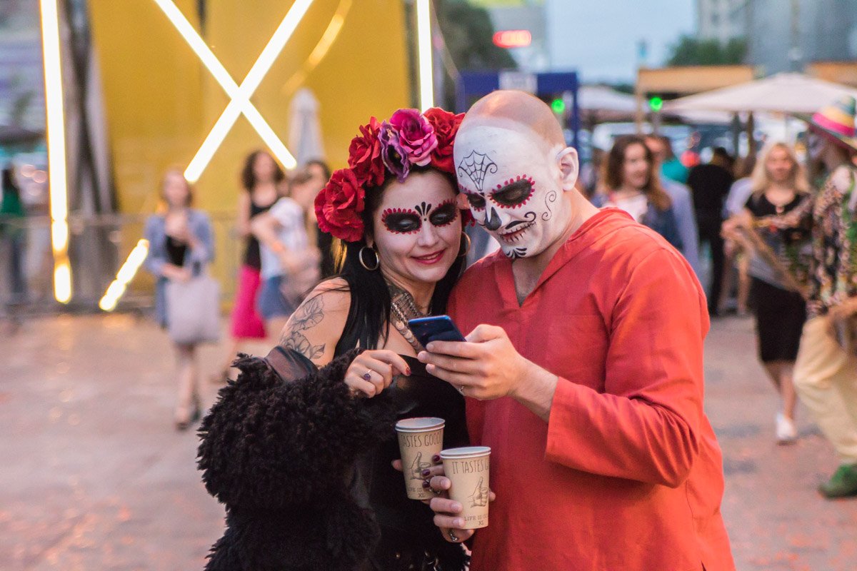 Разрисованные лица можно было увидеть везде