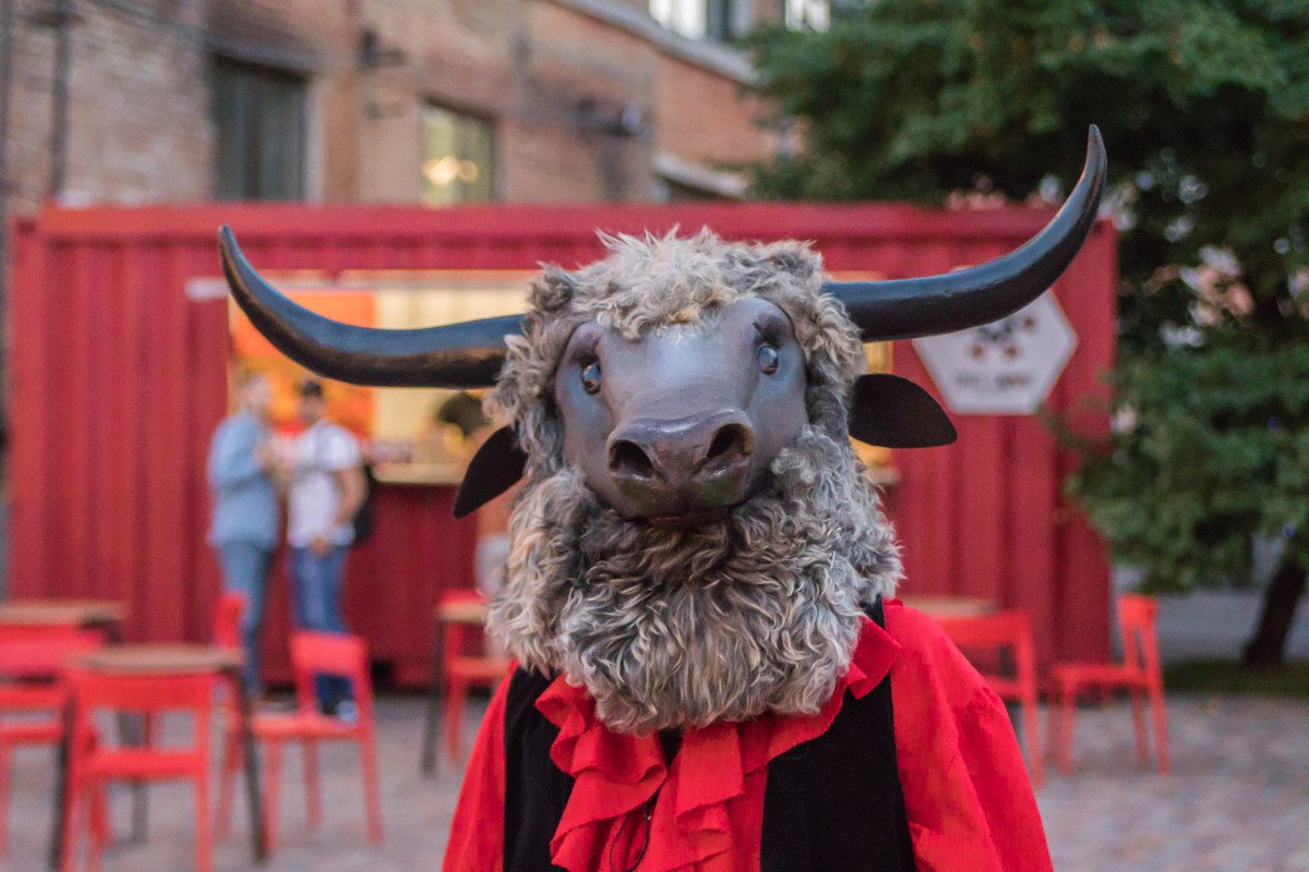 Некоторые даже надели маски