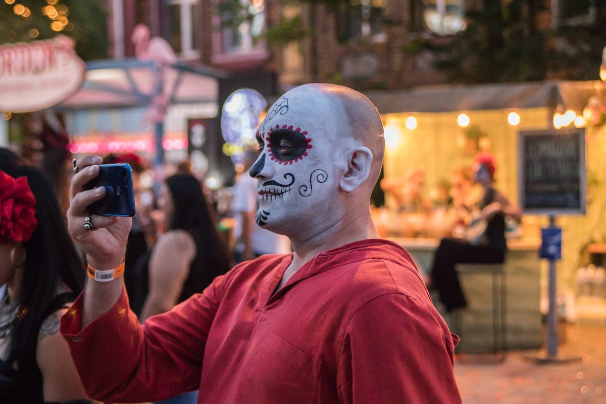 Куда же без селфи с таким гримом