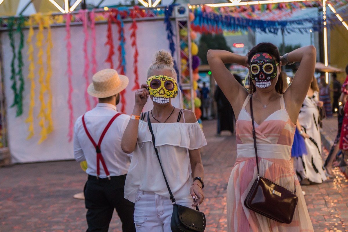 Чтобы не заморачиваться с гримом, подойдут и маски