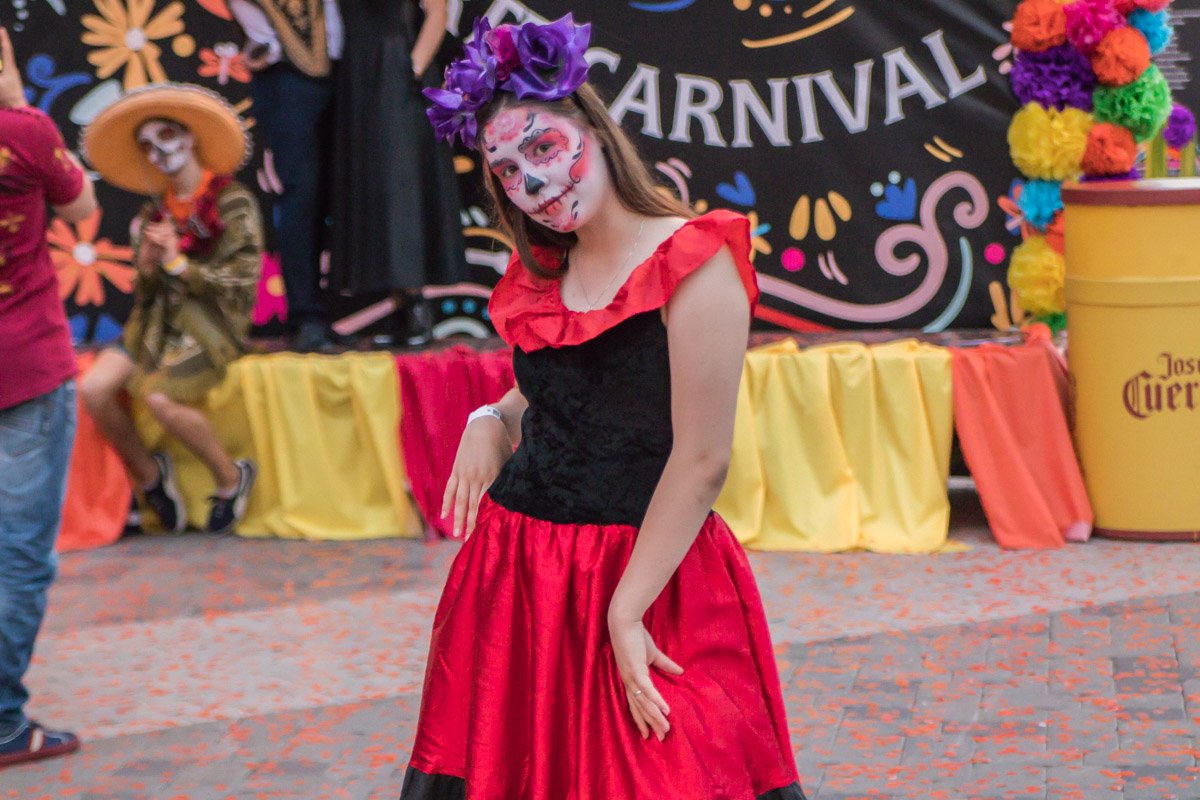 Красивое платье и грим в тон