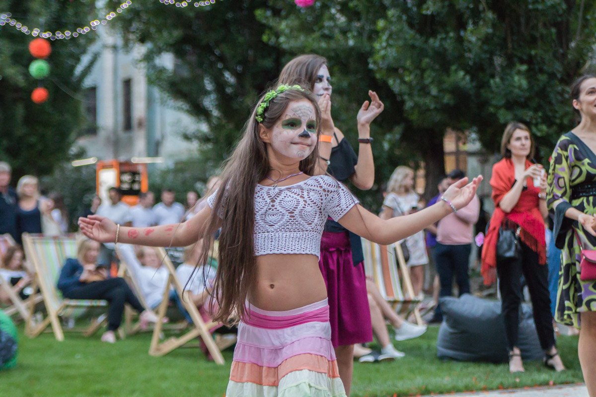 Даже самые маленькие гости карнавала не упустили шанс повеселиться 