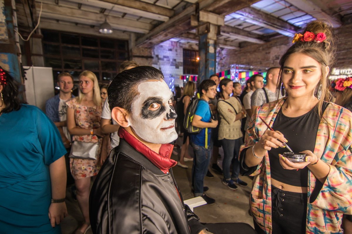 Разрисовывали лицо сразу на месте