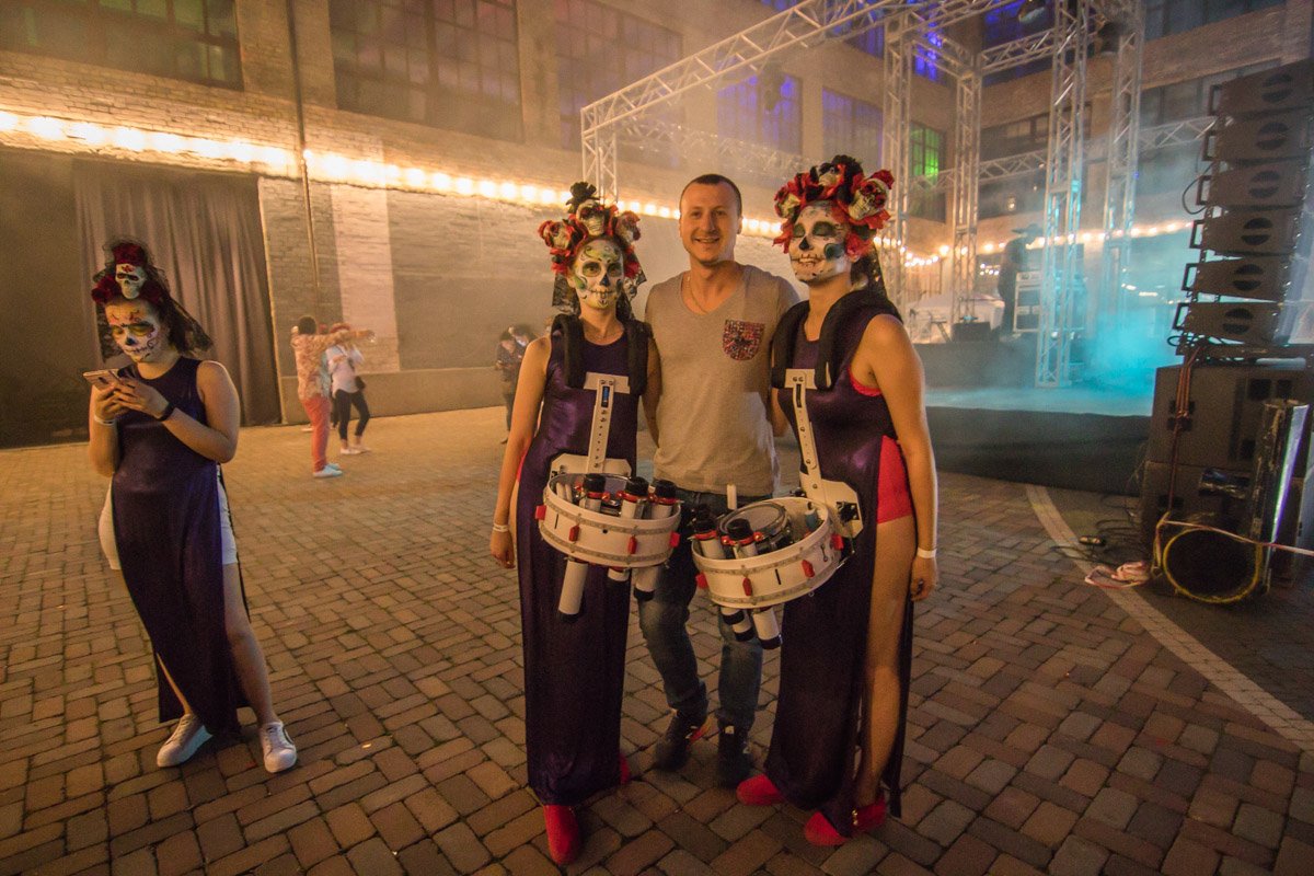 Очень красивые девушки в платьях и с венками на голове