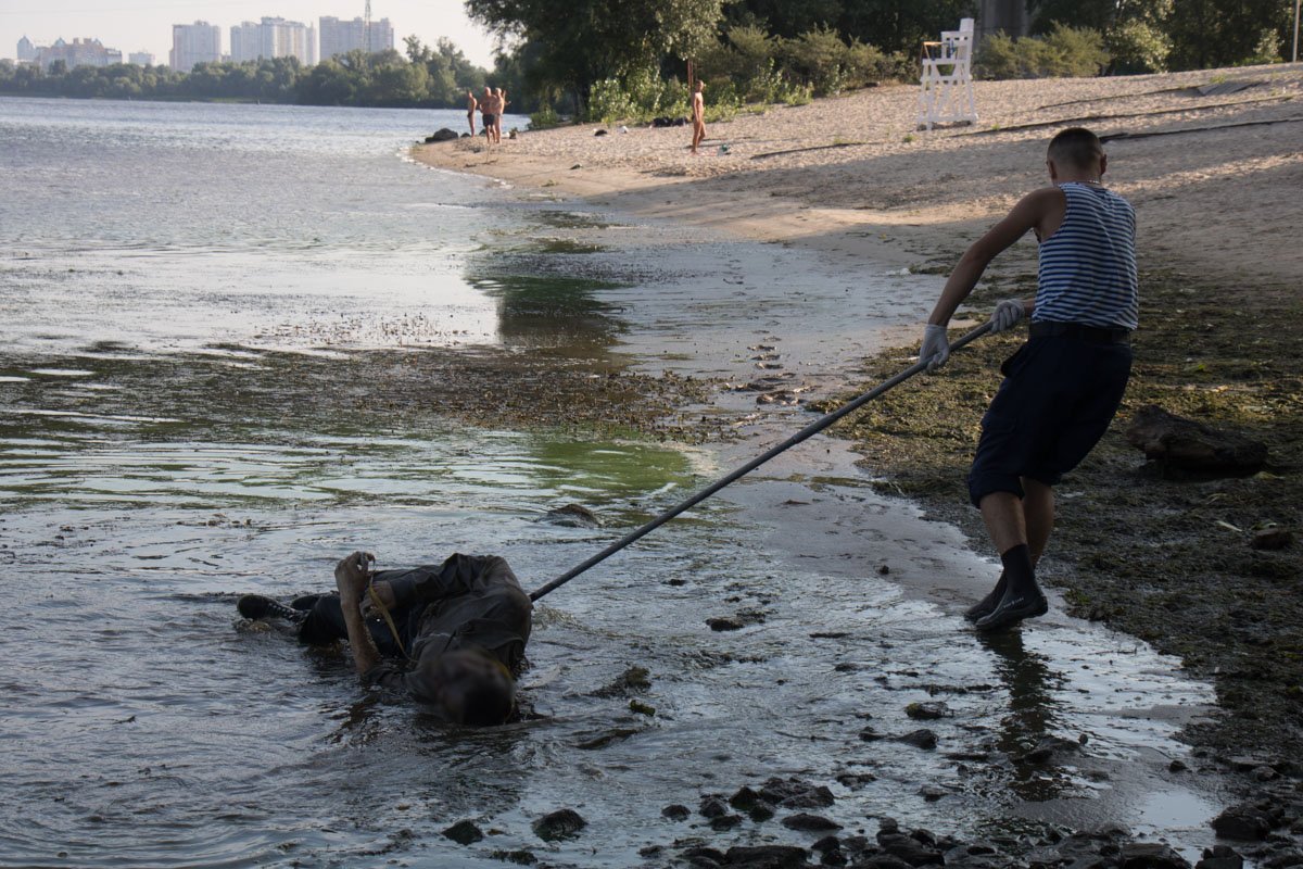 Тело извлекали из воды спасатели
