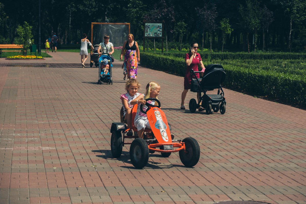 Детки сами могут погонять на машинках Детки сами могут погонять на машинках