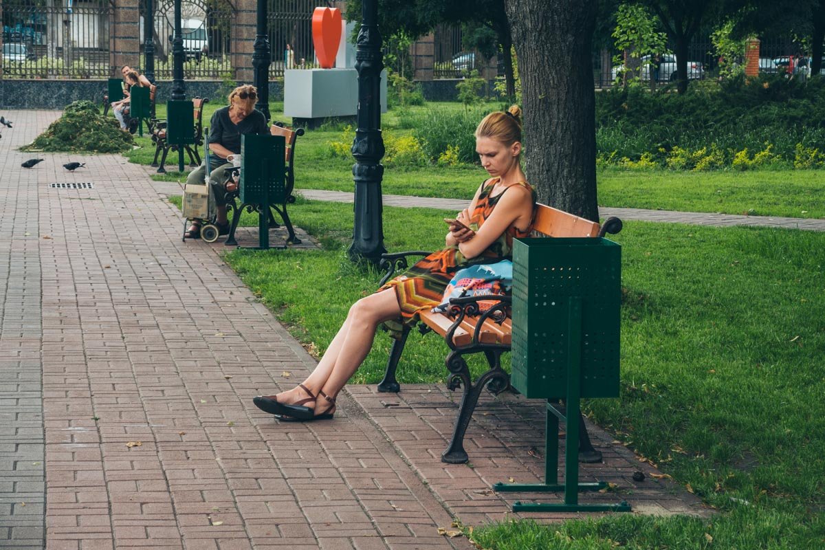 Коммунальщики поставили новые лавки Коммунальщики поставили новые лавки