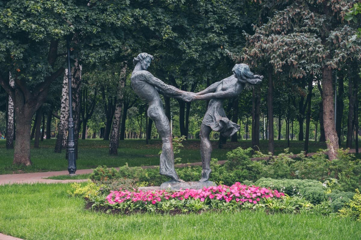 На всей территории прекрасные скульптуры На всей территории прекрасные скульптуры