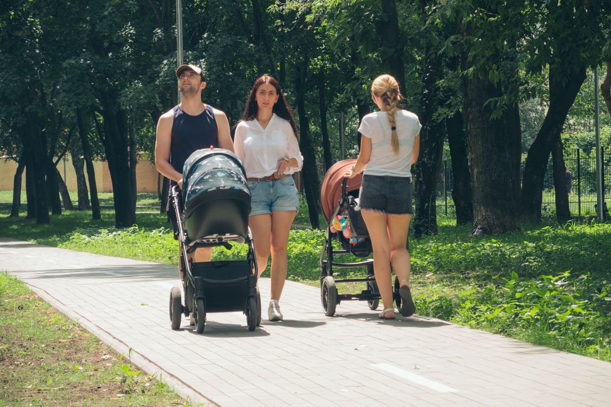 Отдыхающие просто наслаждаются атмосферой Отдыхающие просто наслаждаются атмосферой