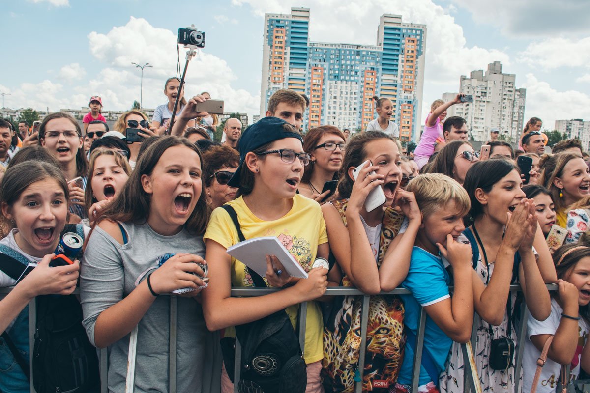 Вначале мероприятия со своими песнями выступила Анна Тринчер, фанатки были в восторге Вначале мероприятия со своими песнями выступила Анна Тринчер, фанатки были в восторге