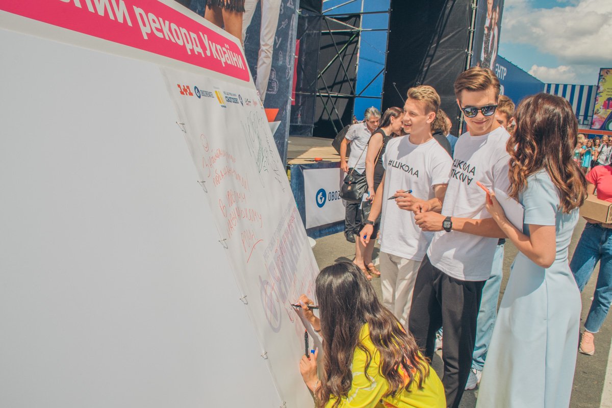 Размер самой большой школьной тетради составил 1,2х1,7 метров, а площадь разворота 4,08 квадратных метров Размер самой большой школьной тетради составил 1,2х1,7 метров, а площадь разворота 4,08 квадратных метров