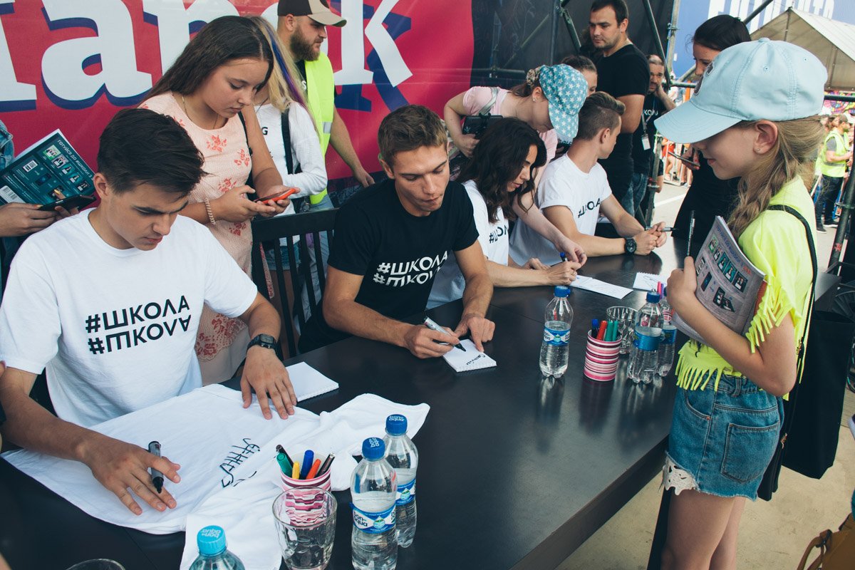 Ребят окружили со всех сторон Ребят окружили со всех сторон