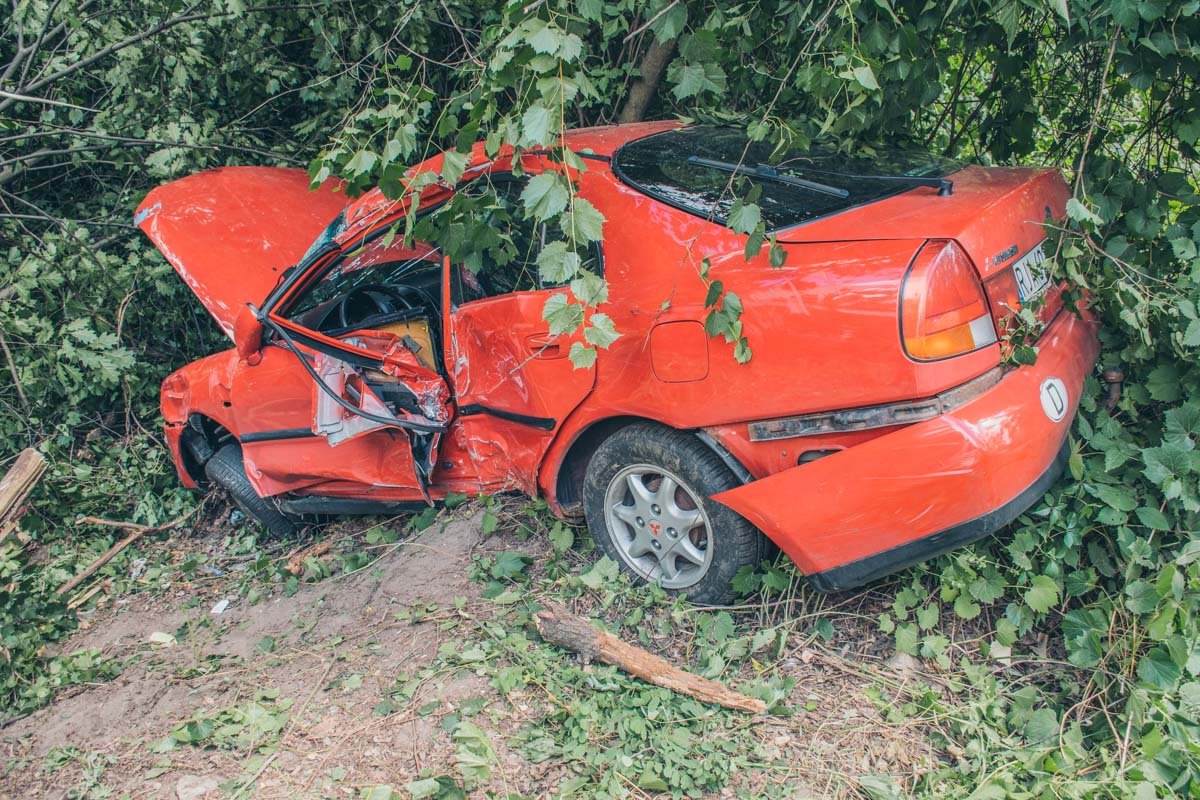 На Гостомельском шоссе Mitsubishi Carisma снесла дерево На Гостомельском шоссе Mitsubishi Carisma снесла дерево