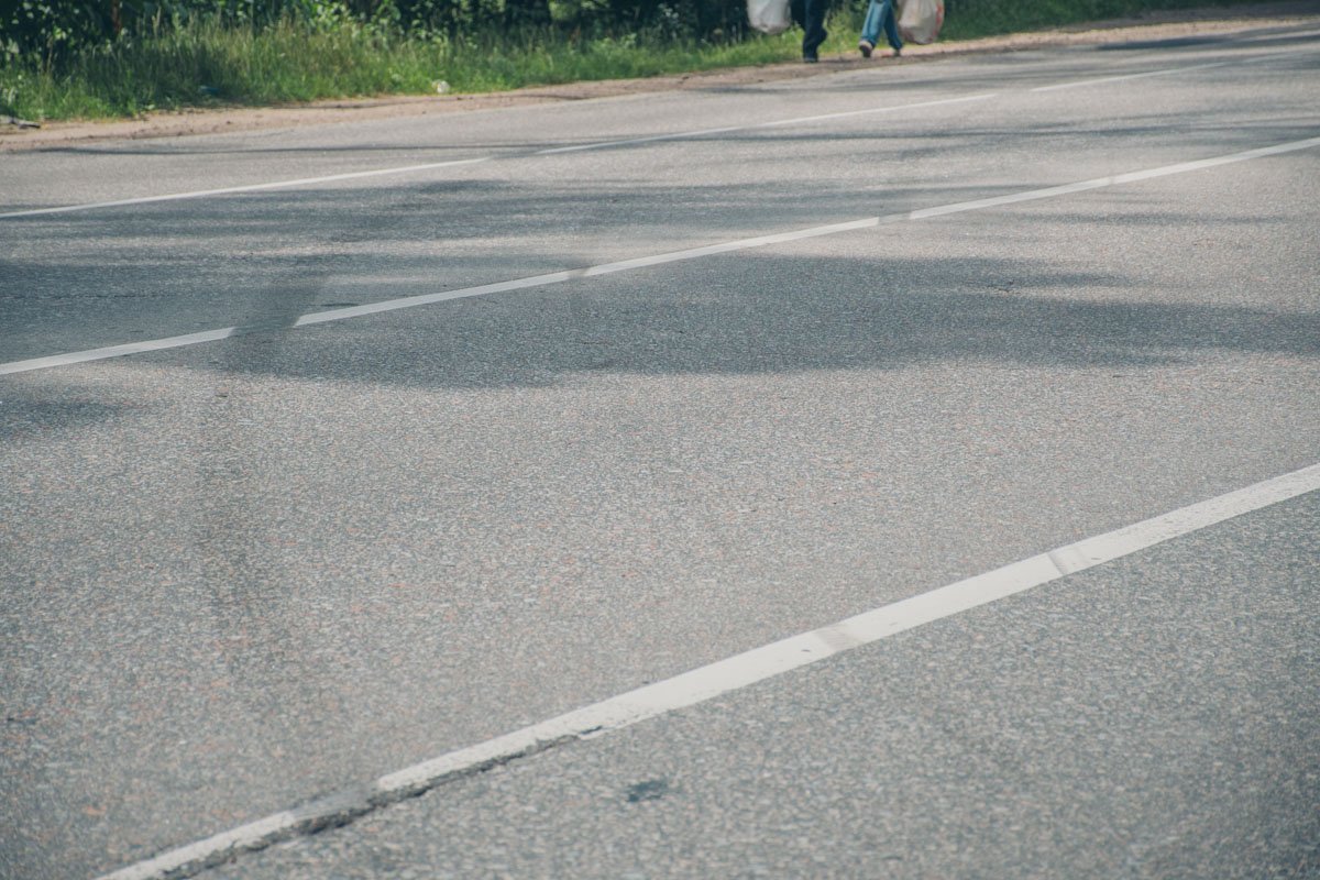 Автомобиль вылетел с проезжей части и снес дерево Автомобиль вылетел с проезжей части и снес дерево