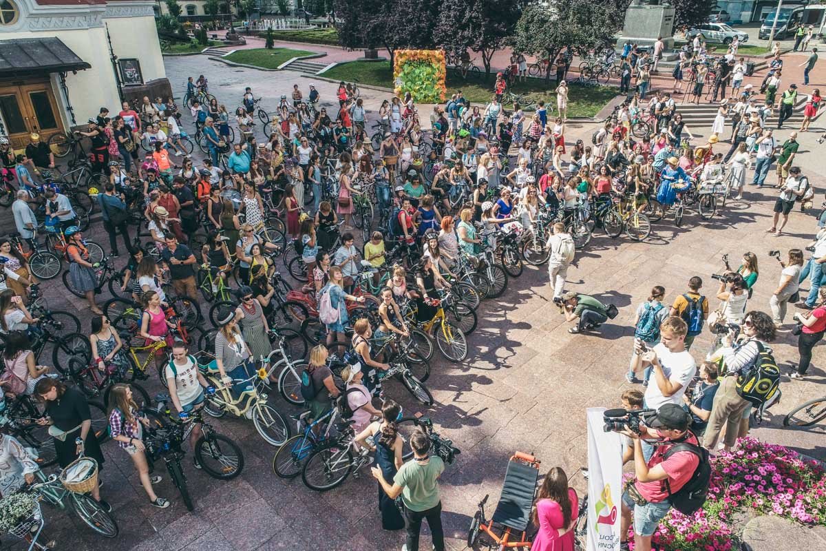 На мероприятие пришли около сотни участниц - стильные девушки, а также и не много парней