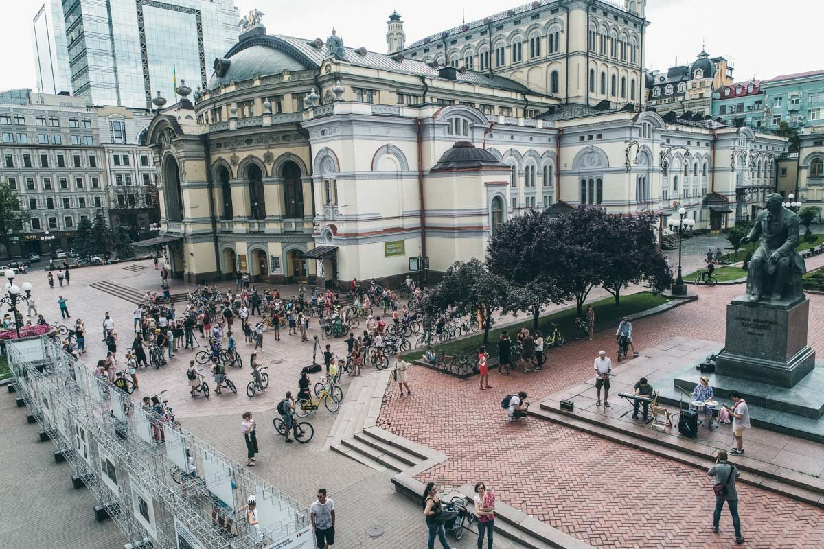  Красотки в платьях показали, что ездить на двухколесном транспорте по городу можно безопасно и удобно в любом наряде