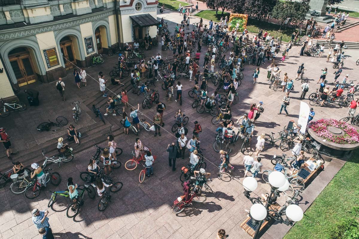 Девушки и женщины разных возрастов собрались на старт около Национальной оперы Украины