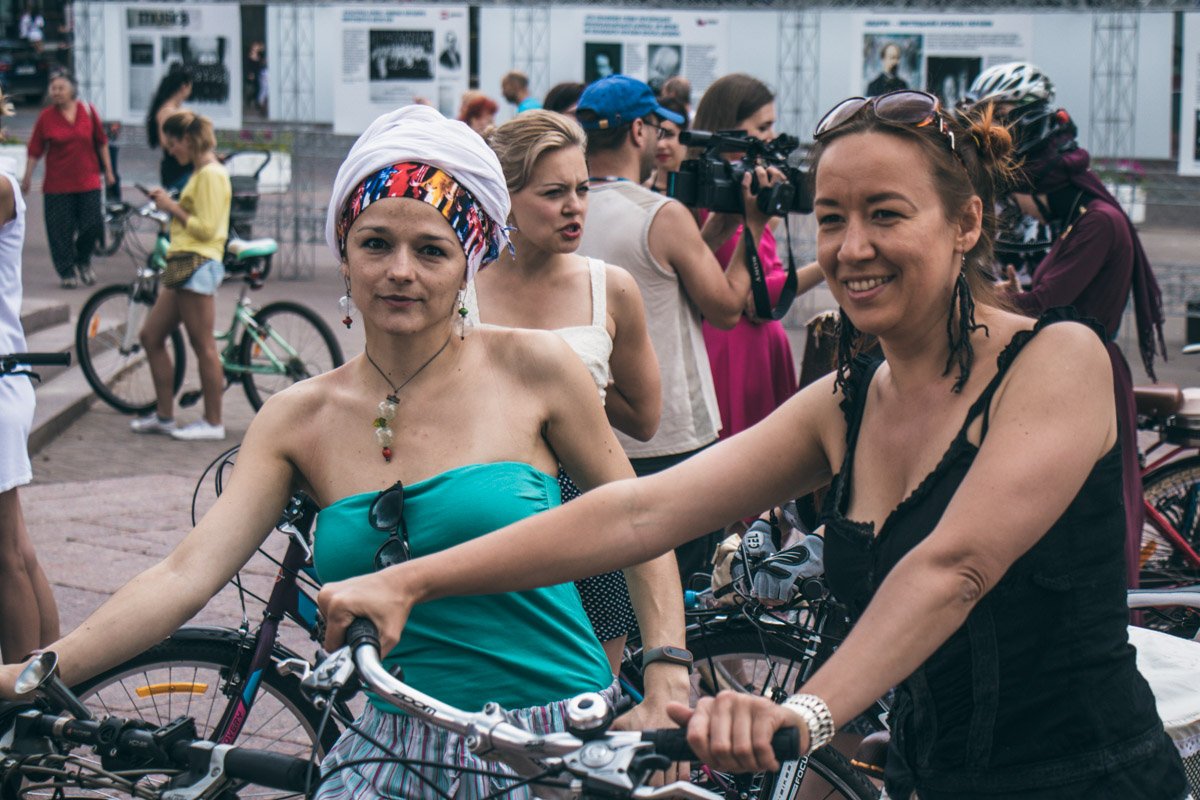 Настрой девушек перед дистанцией в несколько километров боевой