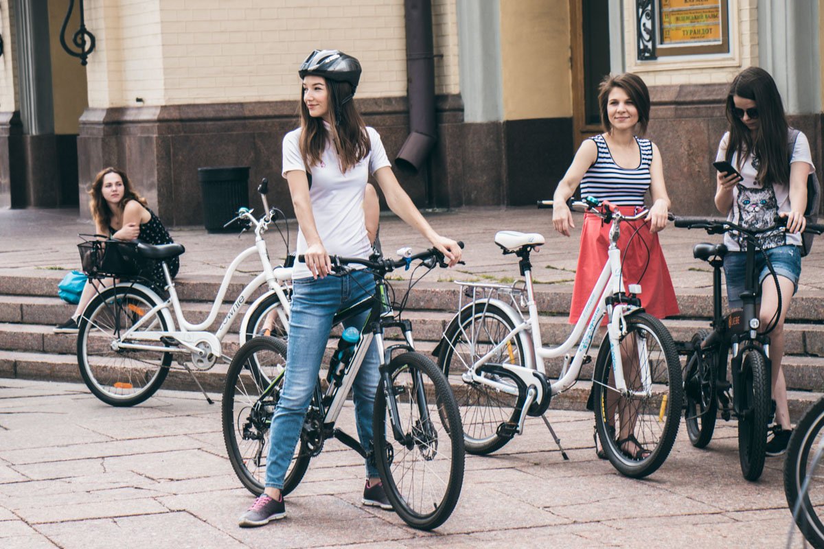 Модели тоже катаются на велосипедах