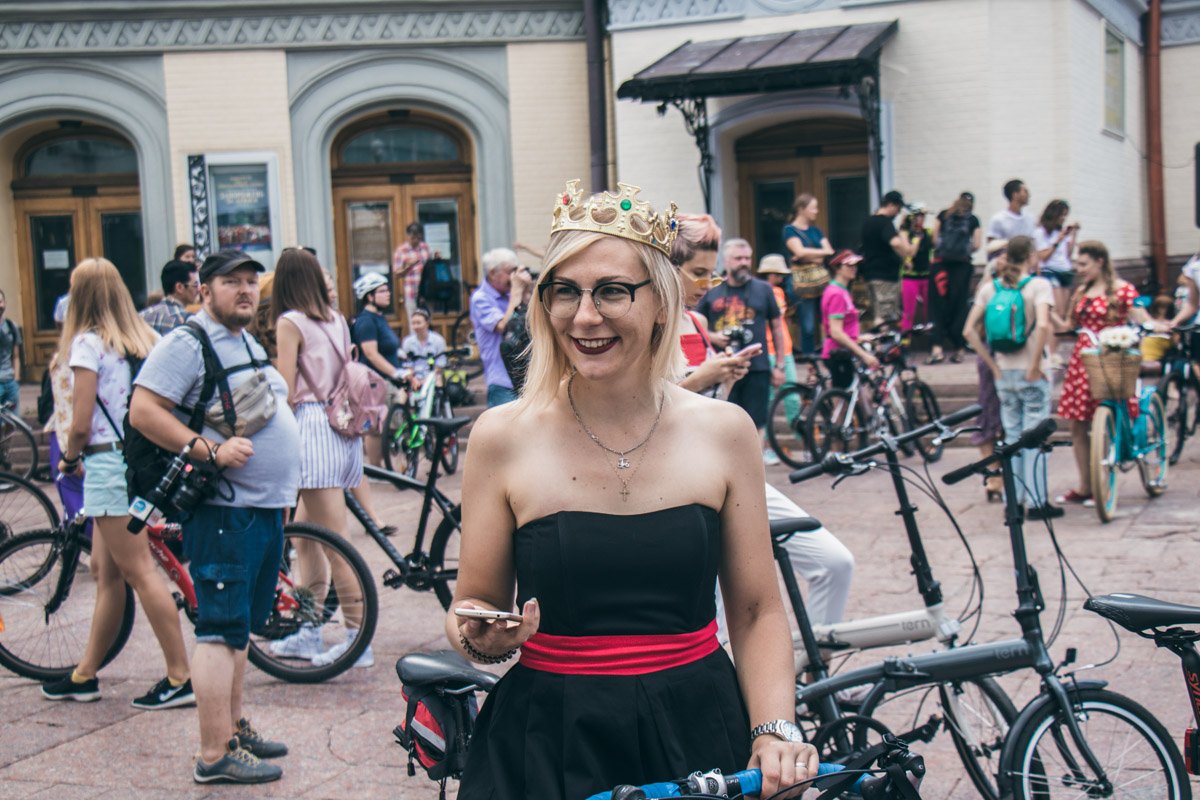 Королевы тоже катаются на велике)