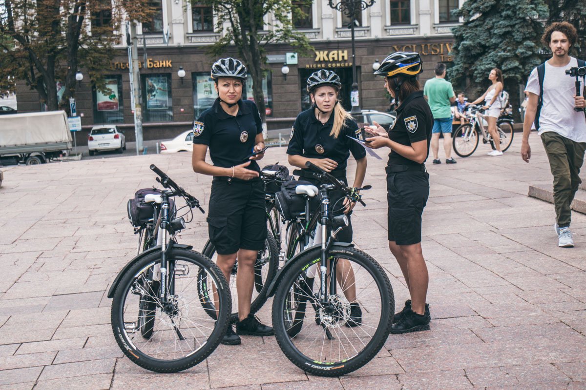 И не поспоришь, что девушки в форме тоже прекрасны