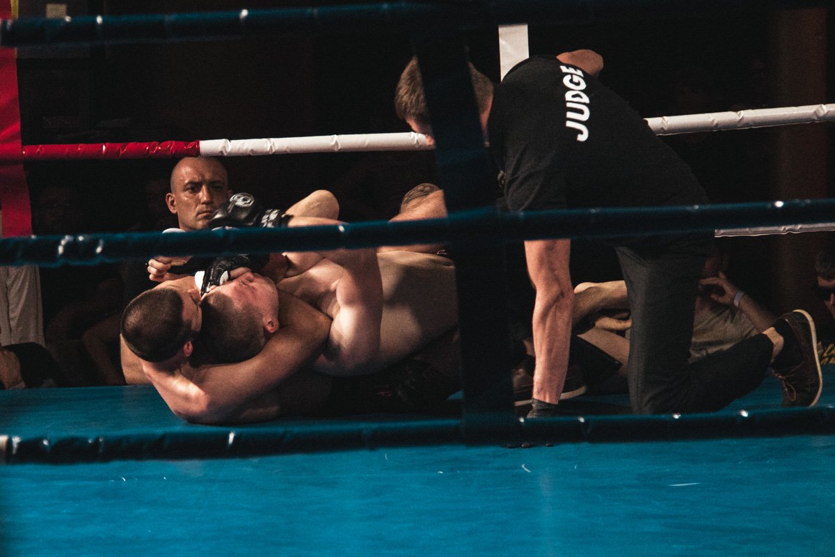 Это единственное место, где гражданский, на законных основаниях мог побить копа