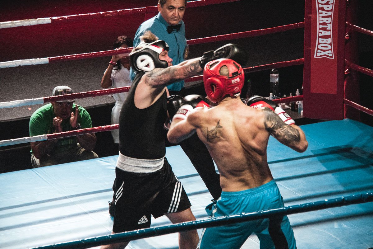 Состоялось десять поединков, в которых встретились обычные люди с правоохранителем