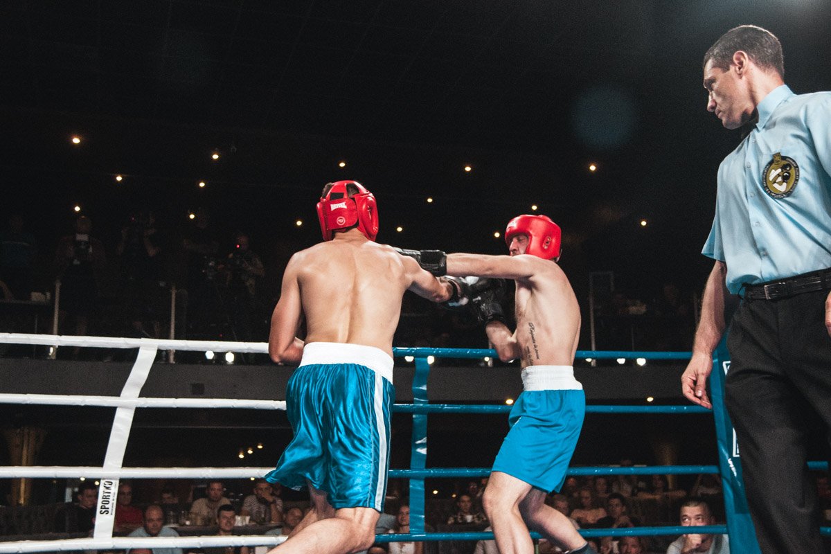 Рефери очень внимательно контролировал каждую секунду каждого поединка 