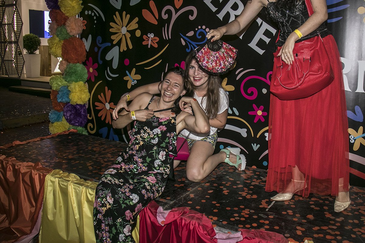 У каждого есть подружка, которая испортит хороший кадр 