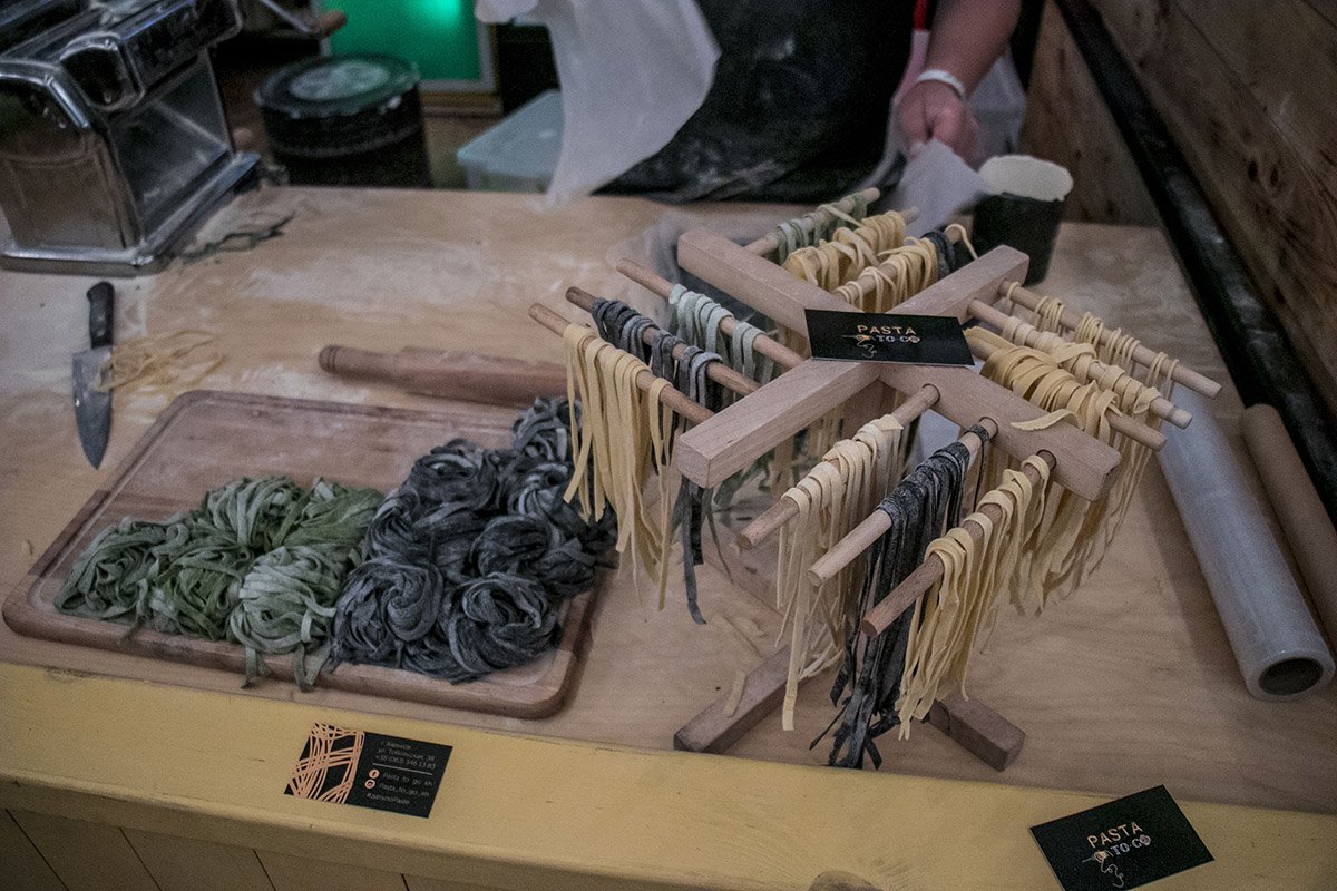 Разноцветную пасту готовят прямо на месте 