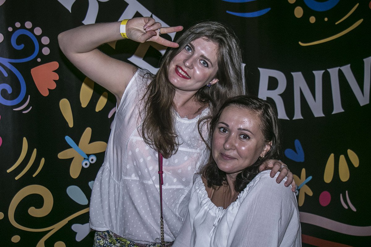 Яркая помада - тоже хороший вариант