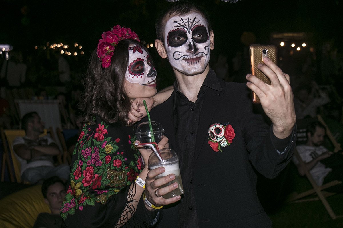 Думали, одни женщины с макияжем ходили?