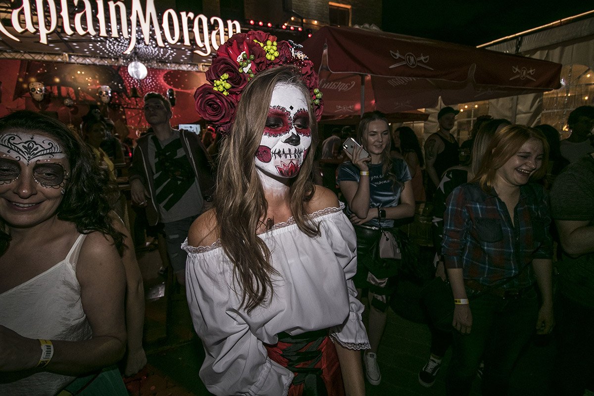 Если бы не макияж, как настоящая украиночка приоделась, даже с веночком 